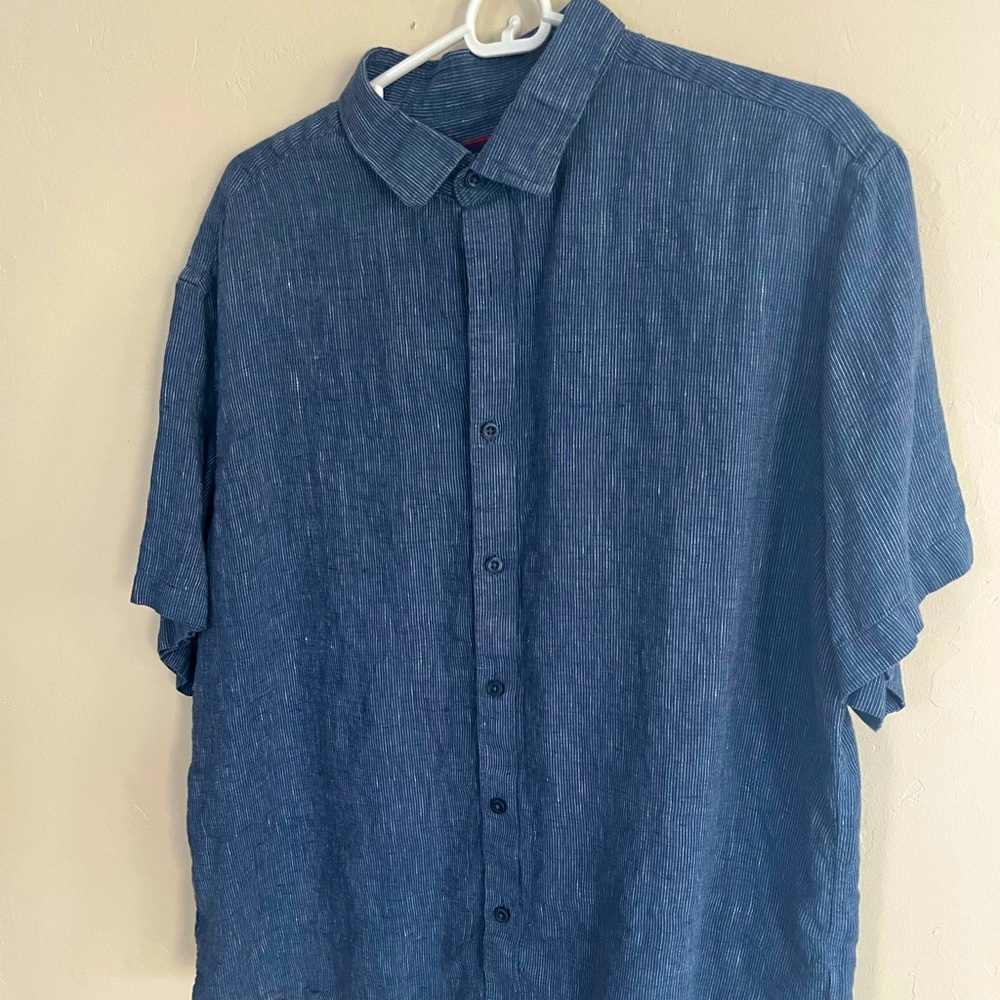 Men’s Short Sleeved Untuckit button down.